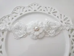 お食い初め　お宮参り　ベビー　ヘアバンド　つまみ細工　髪飾り　パール装飾　レース　カメリアモチーフ　初節句　入園式　卒園式　ハーフバースデー　100日祝　和装　袴　お家フォト　飾り　ベビーヘアバンド