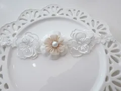 お食い初め　お宮参り　ベビー　ヘアバンド　つまみ細工　髪飾り　パール装飾　レース　カメリアモチーフ　初節句　入園式　卒園式　ハーフバースデー　100日祝　和装　袴　お家フォト　飾り　ベビーヘアバンド　ホワイト　ベージュ