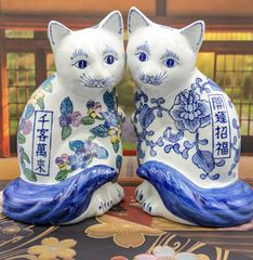 伊万里焼 花柄招き猫猫の置物 縁起物 商売繁盛 開運招福 二匹 - メルカリ
