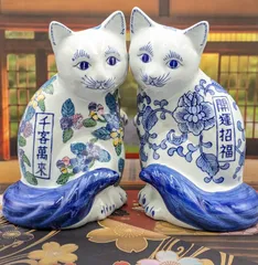 縁起物 招き猫 ペア 2体セット 陶器製 置物 千客万来 開運招福 染付 花柄 招福 インテリア 高さ約26cm