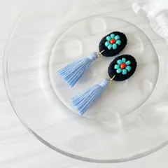 ふんわり ♡ 小さなお花 タッセル ペールブルー ビーズ刺繍 ピアス/イヤリング