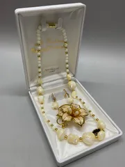 SN1385 ネックレス イヤリング ブローチ セット 天然貝? フラワーモチーフ イエローカラー ゴールドカラー 材質不明 アンティーク ヴィンテージ