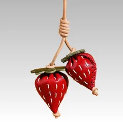 SGPJ096本革いちごモチーフキーリング ハンドメイド 手縫いレザーチャーム 牛革バッグチャーム 超軽量 レトロ可愛い キーホルダー バッグチャーム アクセサリー 革小物 キーリング キーイング 車の鍵 チャーム ストラップ 大人フェミニン クリスマスギフト