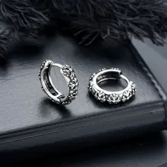 ヴィンテージフラワー彫刻ミニフープピアス レトロシルバー 小花モチーフ アンティーク風リングピアス 韓国ストリート 個性派アクセサリー カジュアルコーデにも映える ユニセックス 大人クール