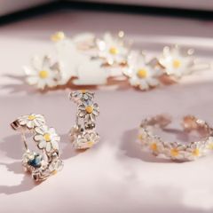 Graduation Ceremony, Entrance Ceremony, Daisy Flower Crown, Enamel Flower Jewelry Set, Ear Cuff, Hairpin, Ring (3-piece set), Symbolizing Freedom, Individuality, Elegant, Cute, Spring, Spring Outfit, Formal, Gift, Present, Kindergarten Entrance Ceremony, Kindergarten Graduation Ceremony, Mother's Day.