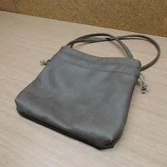 北欧暮らしの道具店 仕分け上手なレザーの巾着ポシェット ライトグレー バッグ