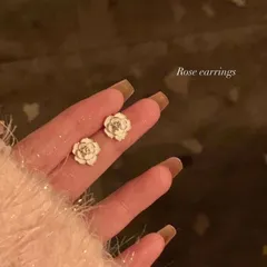 ヴィンテージローズフラワースタッドピアス 立体バラモチーフ ロマンティックガーリーデザイン 韓国ファッション フレンチレトロ 小ぶり可愛い 上品フェミニン デートコーデにもぴったりな大人可愛いアクセサリー