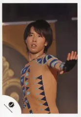 【中古】生写真(ジャニーズ) Mis Snow Man/宮舘涼太/ライブフォト・上半身・衣装ベージュ.青・左手前・目線左/公式生写真