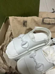 グッチ ホースビット サンダル 白