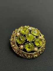 ヴィンテージ 華やかサークルブローチ｜ペリドットカラー＆コーラル（珊瑚）装飾｜ゴールド彫金細工