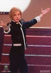 【中古】生写真(男性) 佐藤流司(久我信士)/ライブフォト・膝上・衣装黒 白・学ラン・両手パー広げ・体右向き・背景階段/DVD『學蘭歌劇「帝一の國」-決戦のマイムマイム-』封入特典