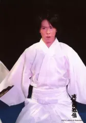 【中古】生写真(ジャニーズ) Snow Man/宮舘涼太/ライブフォト・膝上・衣装白・両手広げ・口開き・目線左・背景黒/滝沢歌舞伎 2012