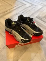 ナイキ ショックス R4 メタリック シルバー アンド ブラック 245