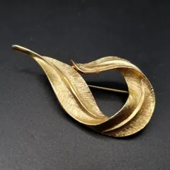 Sarah Coventry モダン ウェーブする葉 ヴィンテージ フローラル ブローチ ゴールドトーン レトロ 上品な存在感 胸元のアクセントに Y26-L