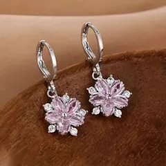 新品 花形ピアス 桜 春 ピンククリスタル付き ピアス  輝く EM002