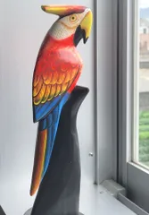 カラフル木彫りインコ｜赤×青×黄 高さ30cm・インテリアオブジェ・南国風