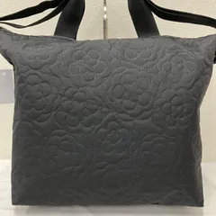 591　良品　LeSportsac　レスポートサック　 トートバッグ　2way　ショルダーバッグ　 DELUXE EASY CARRY TOTE　 デラックスイージーキャリートート　 パフィーブロッサムズ　花柄　デボス加工　 ブラック系　ナイロン　レディース