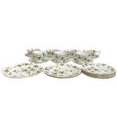 WEDGWOOD ウエッジウッド カップ＆ソーサー 大量 まとめて 計22点セット ティーカップ 大皿 スクエアプレート 中皿 お皿 グラス ブランド食器 花柄 ワイルドストロベリー 陶器 食器 ホワイト ユニセックス