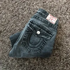 29 TRUE RELIGION（トゥルーレリジョン） Juile ローライズ ブラックジーン デニム パンツ