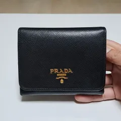 100%/正規品 PRADA プラダ サフィアーノ メタルロゴ 二つ折り財布 ブラック