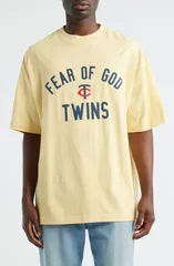 フィアオブゴッド メンズ トップス Tシャツ コットン グラフィック Fear of God Essentials MLB Twins 90s Fit Cotton Graphic TShirt Cream Yellow クリーム