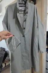 薄いグレーのロングコート（シャカシャカ素材）