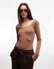 モンキ レディース トップス Tシャツ スリムフィット Monki long sleeve slim fit scoop neck Tshirt Brown ブラウンのサムネイル