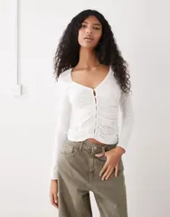 モンキ レディース トップス Tシャツ ギャザー ジャージー Monki ruched open button front jersey top Dusty white ホワイトのサムネイル