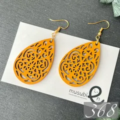 【368】ハンドメイド ピアス イヤリング 北欧風 透かし ウッドパーツ 揺れる 雫型 エスニック イエロー マスタード 黄色 芥子色