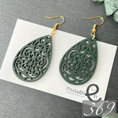 【369】ハンドメイド ピアス イヤリング 北欧風 透かし ウッドパーツ 揺れる 雫型 エスニック モスグリーン 深緑色 カーキ