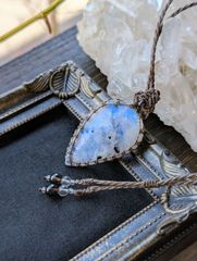 ☆大きめ☆黒雲母入り☆レインボームーンストーン・ホワイトラブラドライト☆マクラメ編みネックレス 551