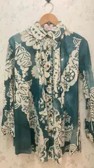 お品物は綺麗で素敵です！！ヴィヴィアンウェストウッド　グリーンのプリントブラウス　サイズ２