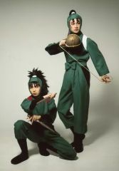 【中古】生写真(男性) 湯本健一(立花仙蔵)・木村優良(七松小平太)/全身・衣装緑・木村しゃがみ・両手武器・背景グレー・キャラクターショット/「ミュージカル『忍たま乱太郎』第10弾再演 ～これぞ忍者の大運動会だ!～」ブロマイド