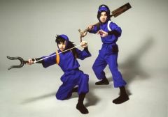 【中古】生写真(男性) 大谷誠(綾部喜八郎)・高畑岬(浜守一郎)/横型・全身・衣装紫・高畑しゃがみ・両手武器・背景グレー・キャラクターショット/「ミュージカル『忍たま乱太郎』第10弾再演 ～これぞ忍者の大運動会だ!～」ブロマイド