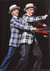 【中古】生写真(女性) 宝塚歌劇団(月組)/珠城りょう・美弥るりか/ライブフォト・膝上・紺白衣装・黒白衣装・手にバイオリン・2Lサイズ/月組TBS赤坂ACTシアター公演「雨に唄えば」舞台写真 