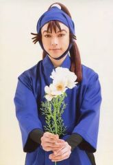 【中古】生写真(男性) 佐藤智広(尾浜勘右衛門)/上半身・衣装青・花・キャラクターショット/「ミュージカル 忍たま乱太郎 第8弾 再演 がんばれ五年生!技あり、術あり、初忍務!!」巾着根付け特典ブロマイド