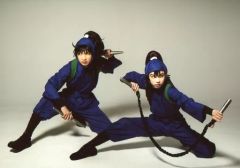 【中古】生写真(男性) 山木透(久々知兵助)・佐藤智広(尾浜勘右衛門)/横型・全身・衣装青・しゃがみ・両手武器・背景グレー・キャラクターショット/「ミュージカル『忍たま乱太郎』第10弾再演 ~これぞ忍者の大運動会だ!~」ブロマイド