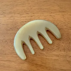 ペールベージュの水牛ミニコーム　ヘアケアマッサージコーム