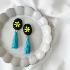 ふんわり♡小さなお花とタッセル(ターコイズブルー) ビーズ刺繍ピアス/イヤリング