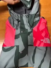 THE NORTH FACE × KAWS