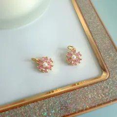 2個　ピンクとゴールドの花型チャーム、パールとストーン装飾付