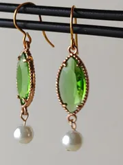 NO398 エメラルド色ティアドロップ＆パールフックピアス　ステンレス金具