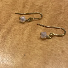 【東あずま店　併売品】　ピアス　揺れる　コロンと可愛い一粒ビーズ　ピンク　キラキラ　アクセサリー　ハンドメイド　＜寄付でいただいたアクセサリーや 古いパーツを分解し、 新しいデザインとしてオーナーが 作り直した一点物です。＞