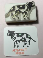 消しゴムはんこ　花模様の牛