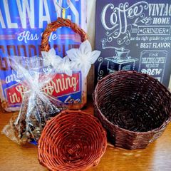 186☆hand made☆クラフトカゴ2個☆松ぼっくり飾り☆フラワーリース☆インテリア雑貨☆クラフトアート☆松ぼっくりアート☆