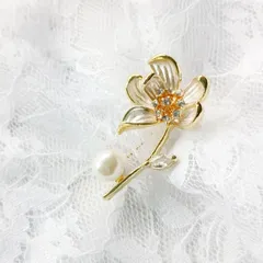 白ユリとパールのブローチ　ホワイトミニ小ぶりゴールドカラー金真珠春入学式卒業式にも