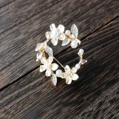 花とパールのクレセントリースブローチ　三日月リース　小ぶり小さめ　ゴールドカラーパールベージュペールオレンジラインストーン大人かわいい