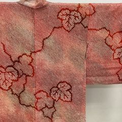 中古品　袷羽織　総絞り羽織　赤系　葡萄葉柄　正絹　R560