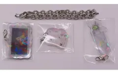 【中古】キーホルダー シルバー チェーン付きホログラムアクリルチャーム 「ディズニー ツイステッドワンダーランド」 シルバーの誕生日記念グッズのサムネイル