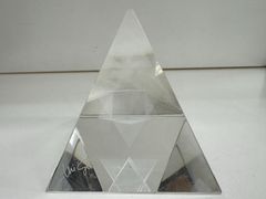 幸福の科学　中国正心館 ピラミッド型ペーパーウェイト 幸福の科学 中国正心館 ピラミッド型ペーパーウェイト - メルカリ